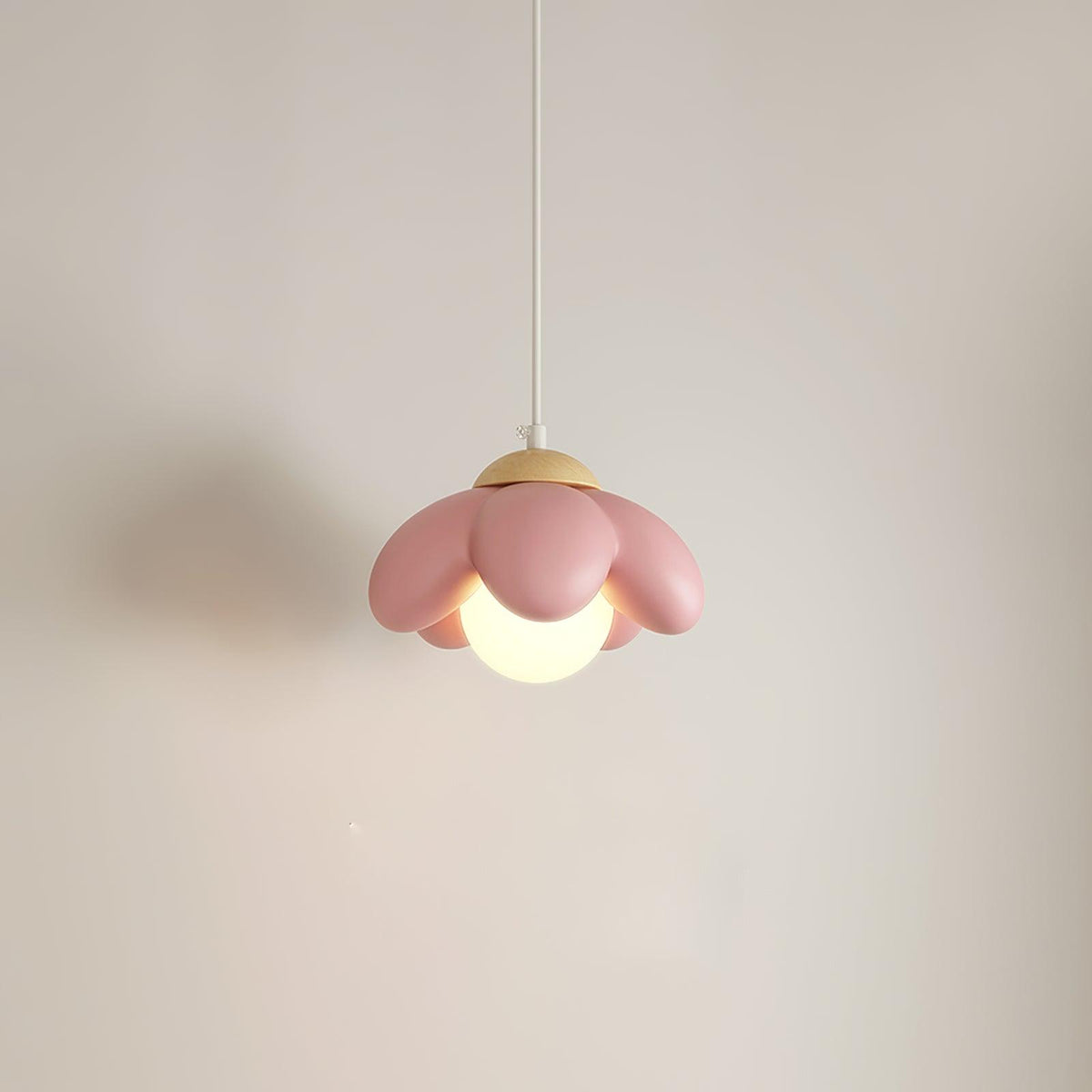 Clae hyggelig kunstnerisk pendellampe i resin
