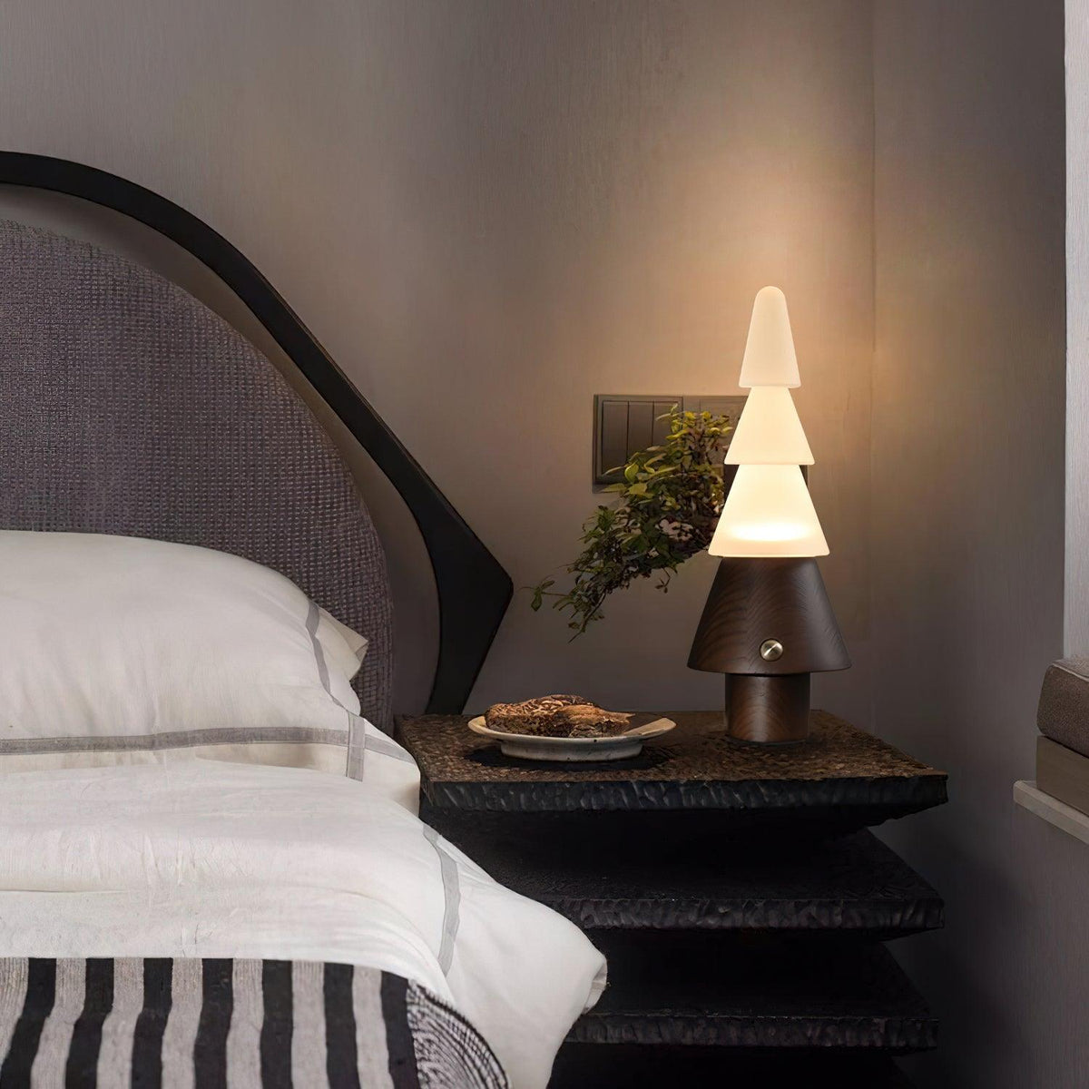 Elveette moderne bordlampe i træ