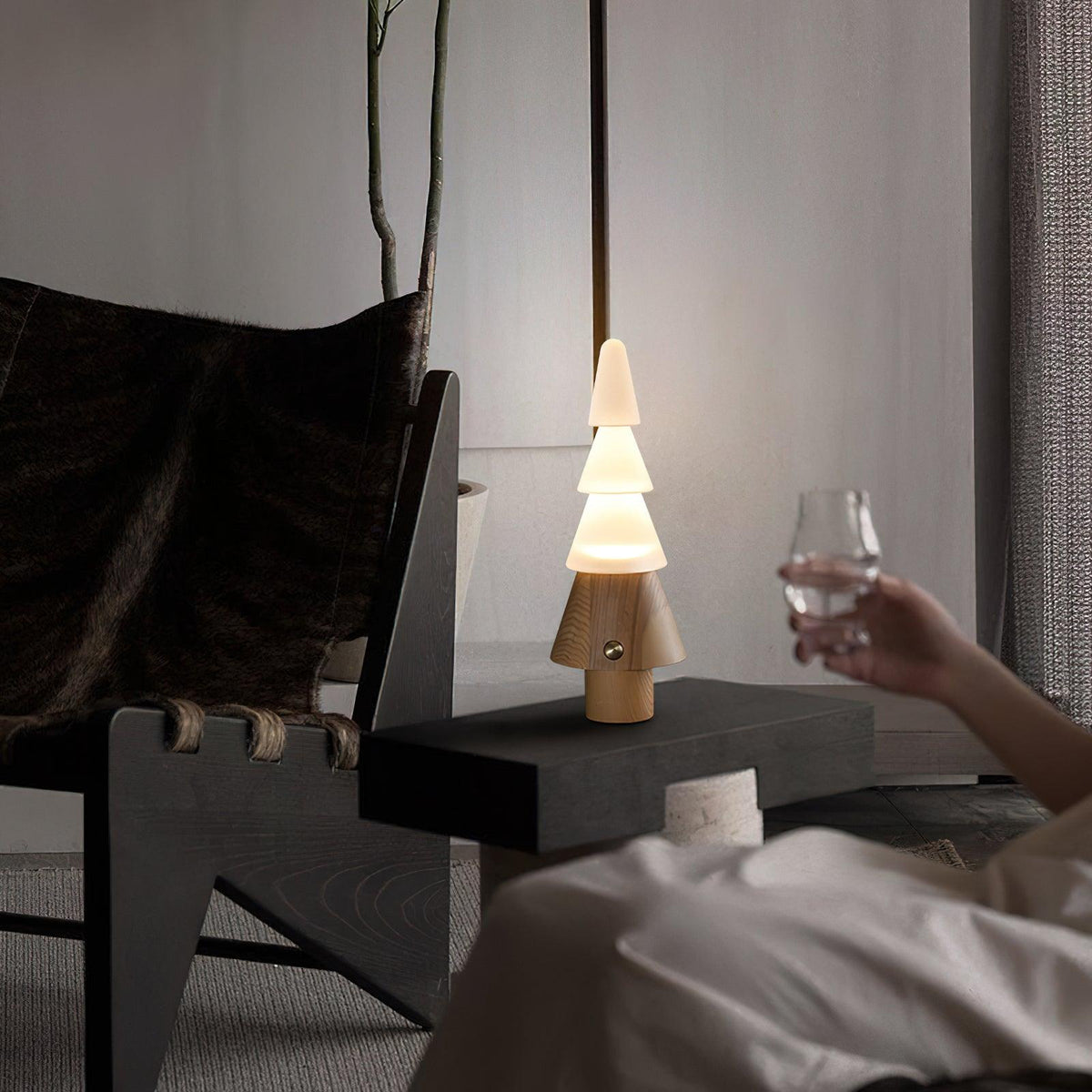 Elveette moderne bordlampe i træ