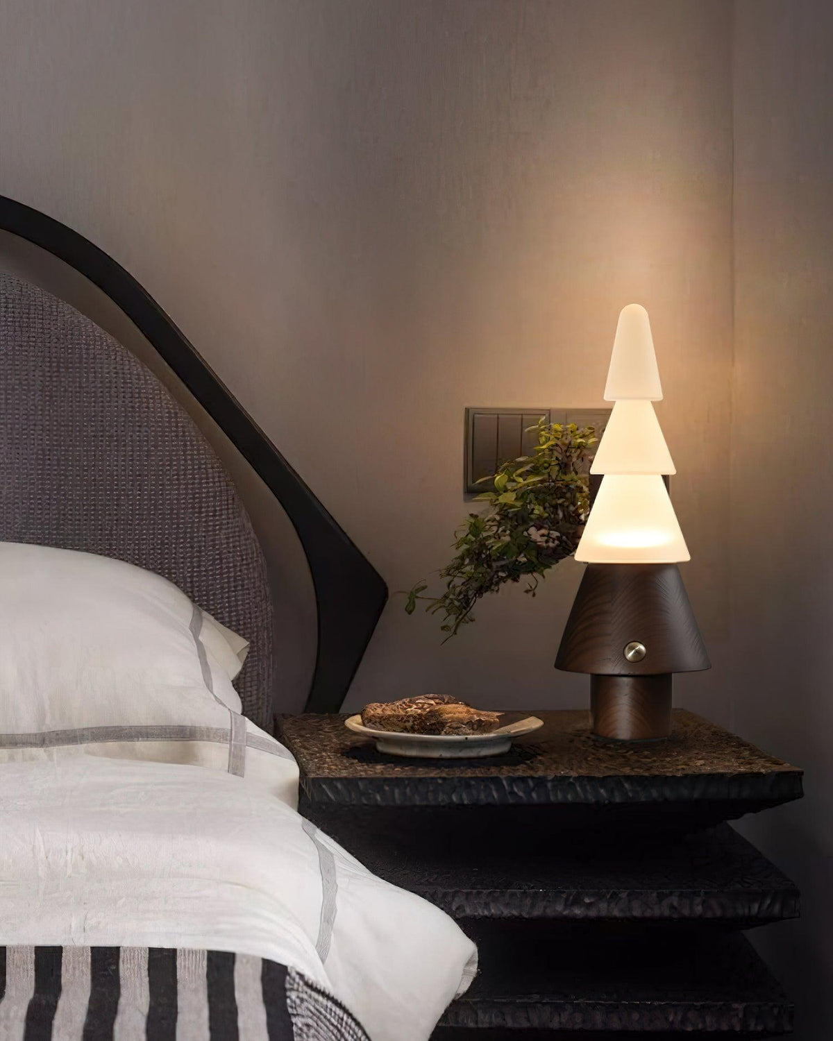 Elveette moderne bordlampe i træ