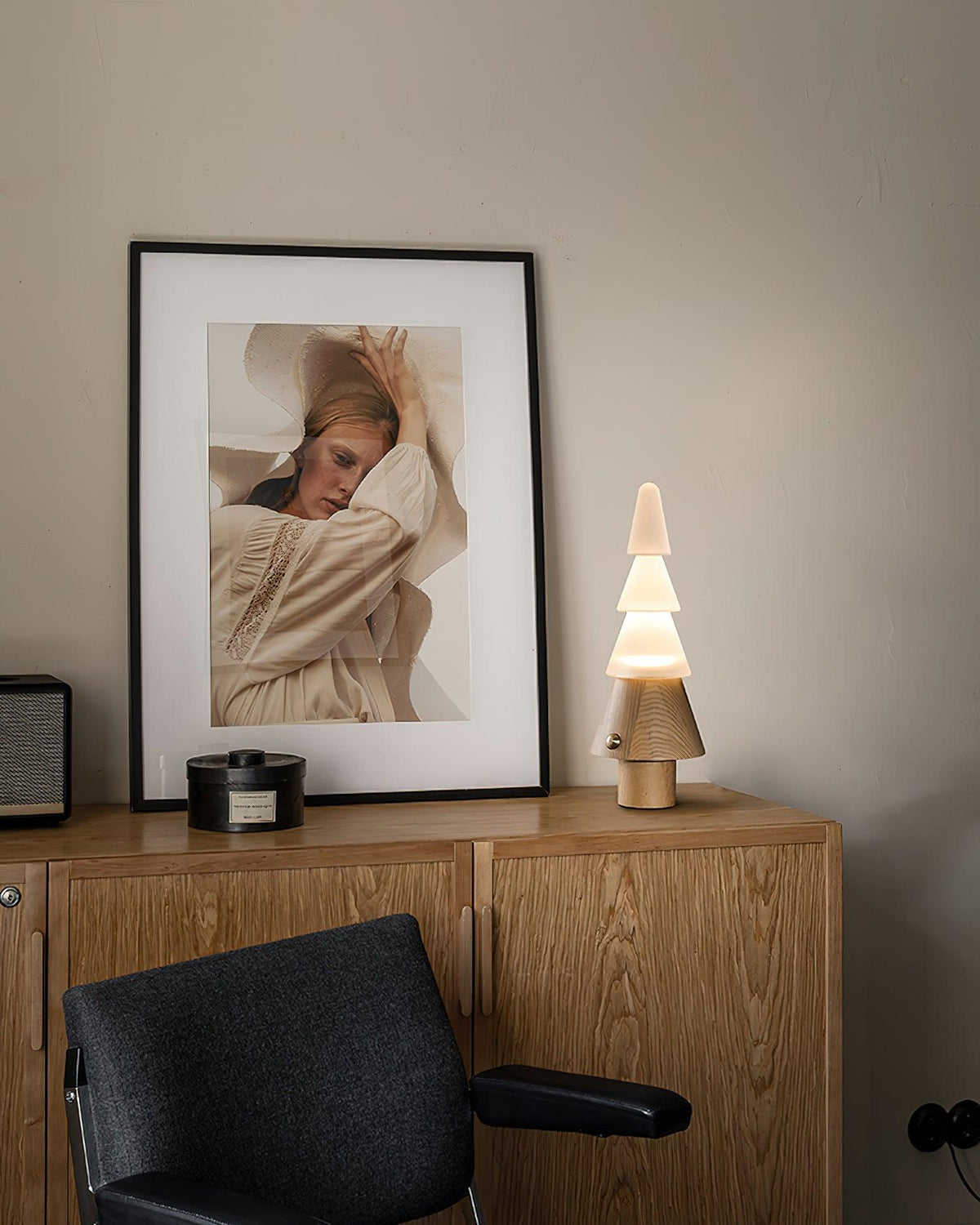 Elveette moderne bordlampe i træ