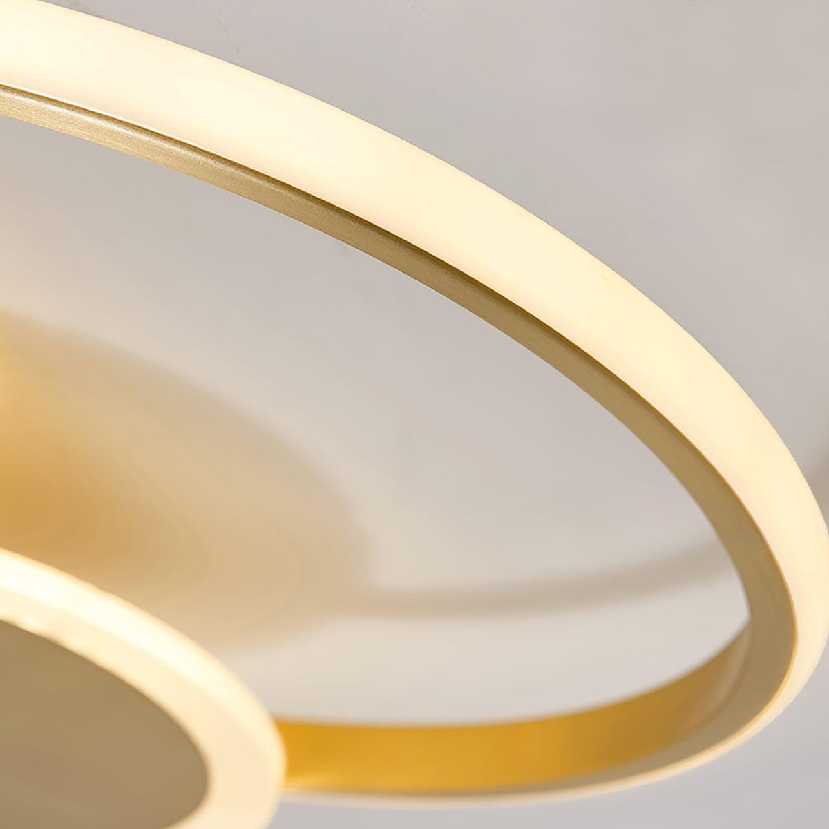 Insk kunstnerisk LED-loftslampe med cirkler