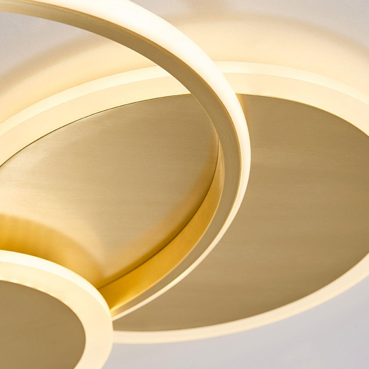 Insk kunstnerisk LED-loftslampe med cirkler