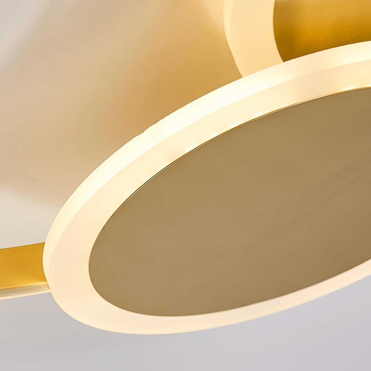 Insk kunstnerisk LED-loftslampe med cirkler