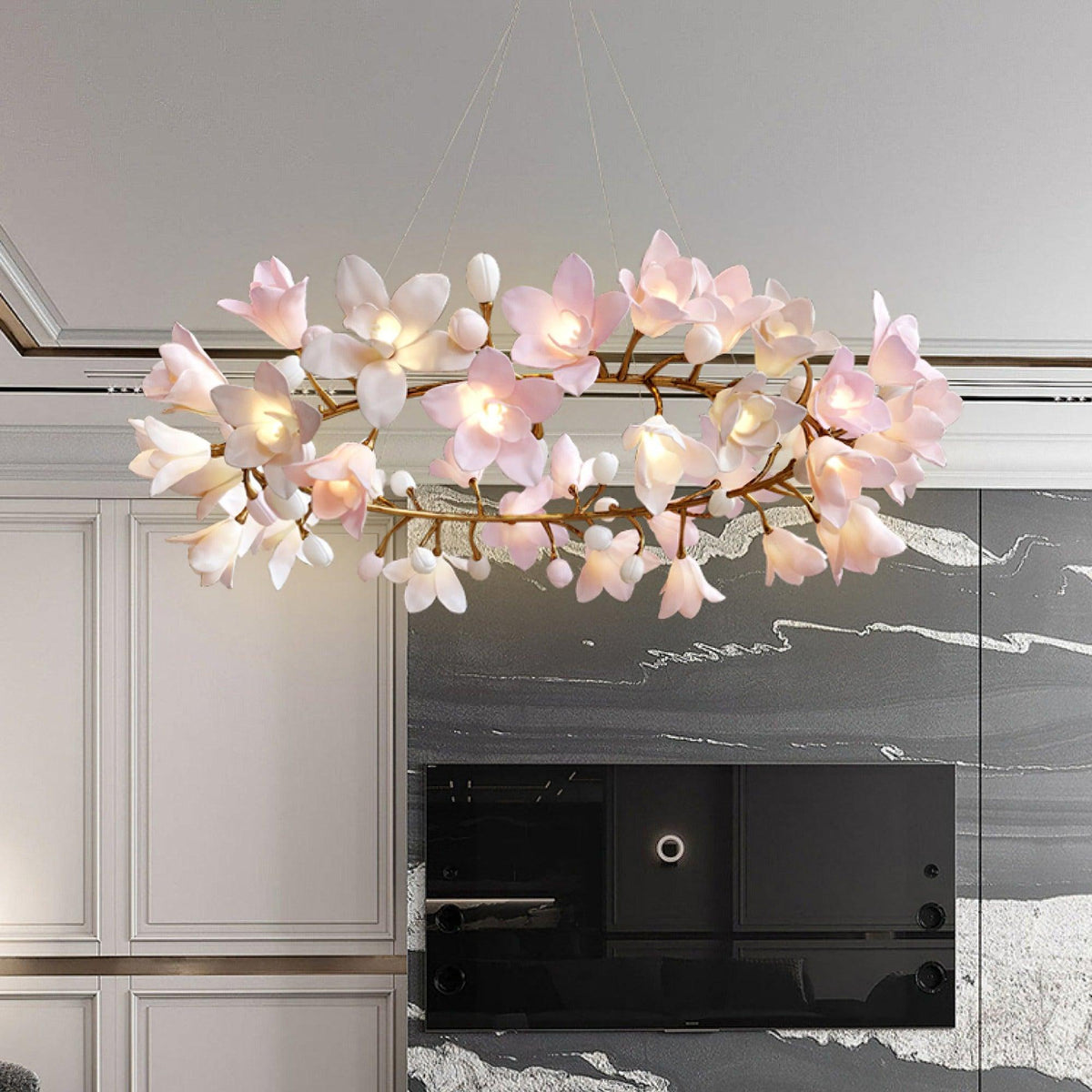 Elemu lysekrone i messing og keramik med blomsterdesign