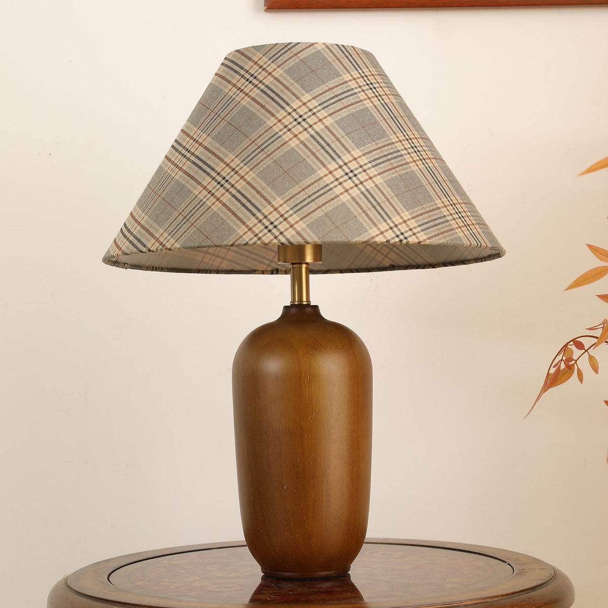Klassisk bordslampa i trä och tyg Sienna