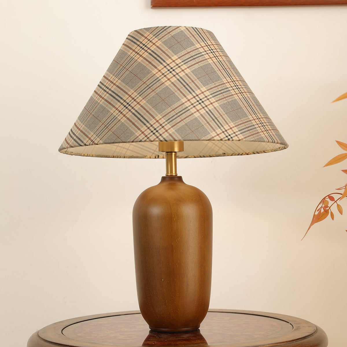 Klassisk bordslampa i trä och tyg Sienna