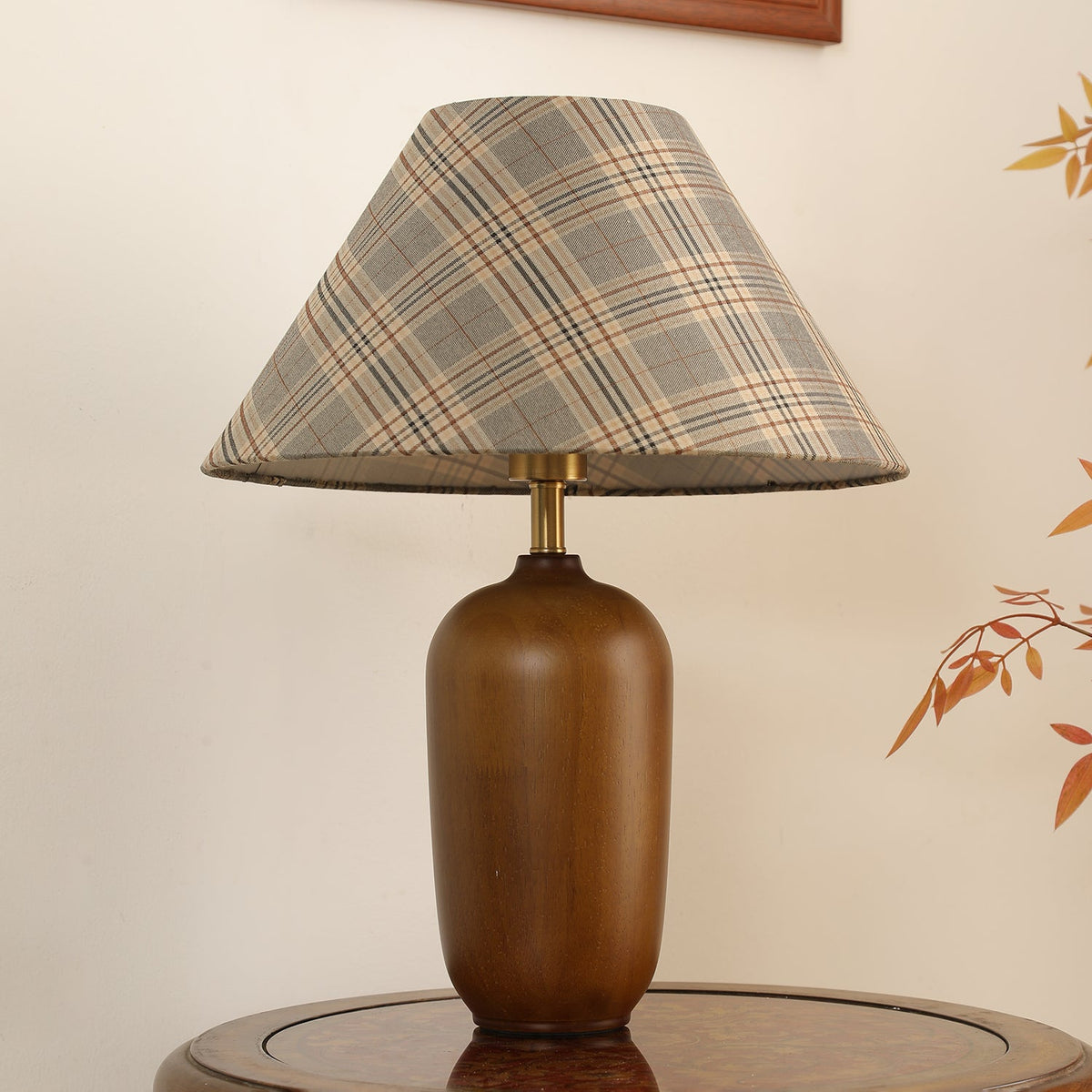Klassisk bordslampa i trä och tyg Sienna