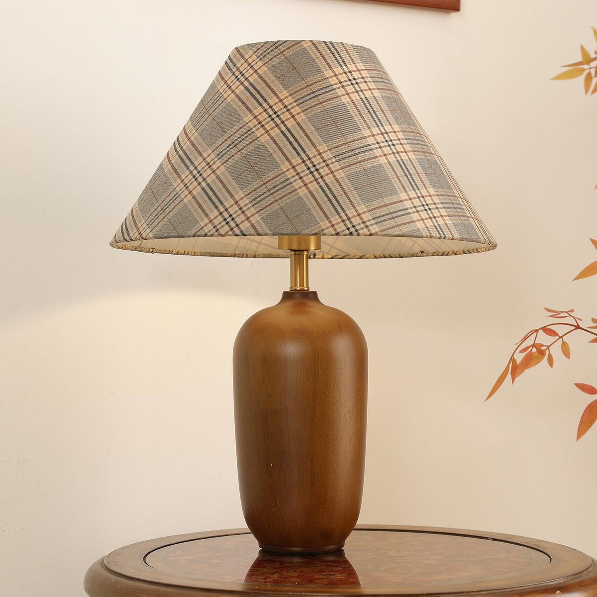 Klassisk bordslampa i trä och tyg Sienna