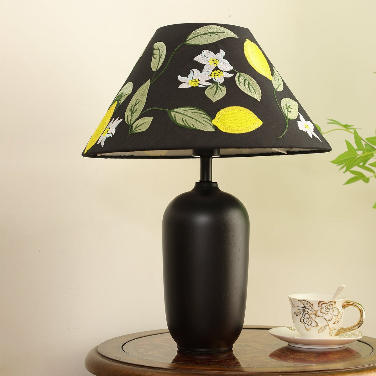 Klassisk bordslampa i trä och tyg Sienna