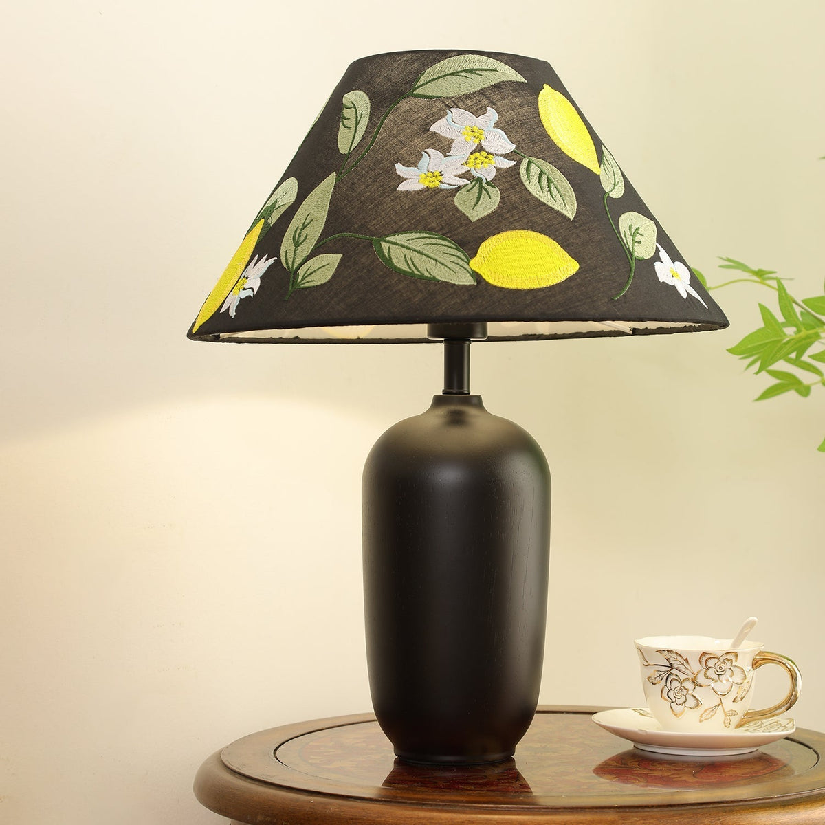 Klassisk bordslampa i trä och tyg Sienna