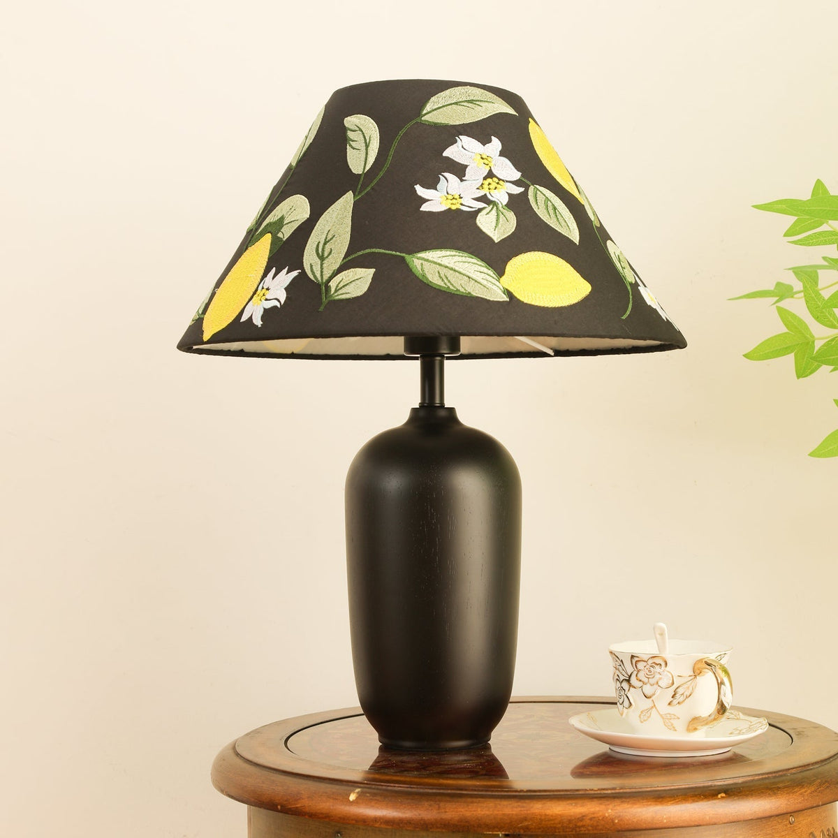 Klassisk bordslampa i trä och tyg Sienna
