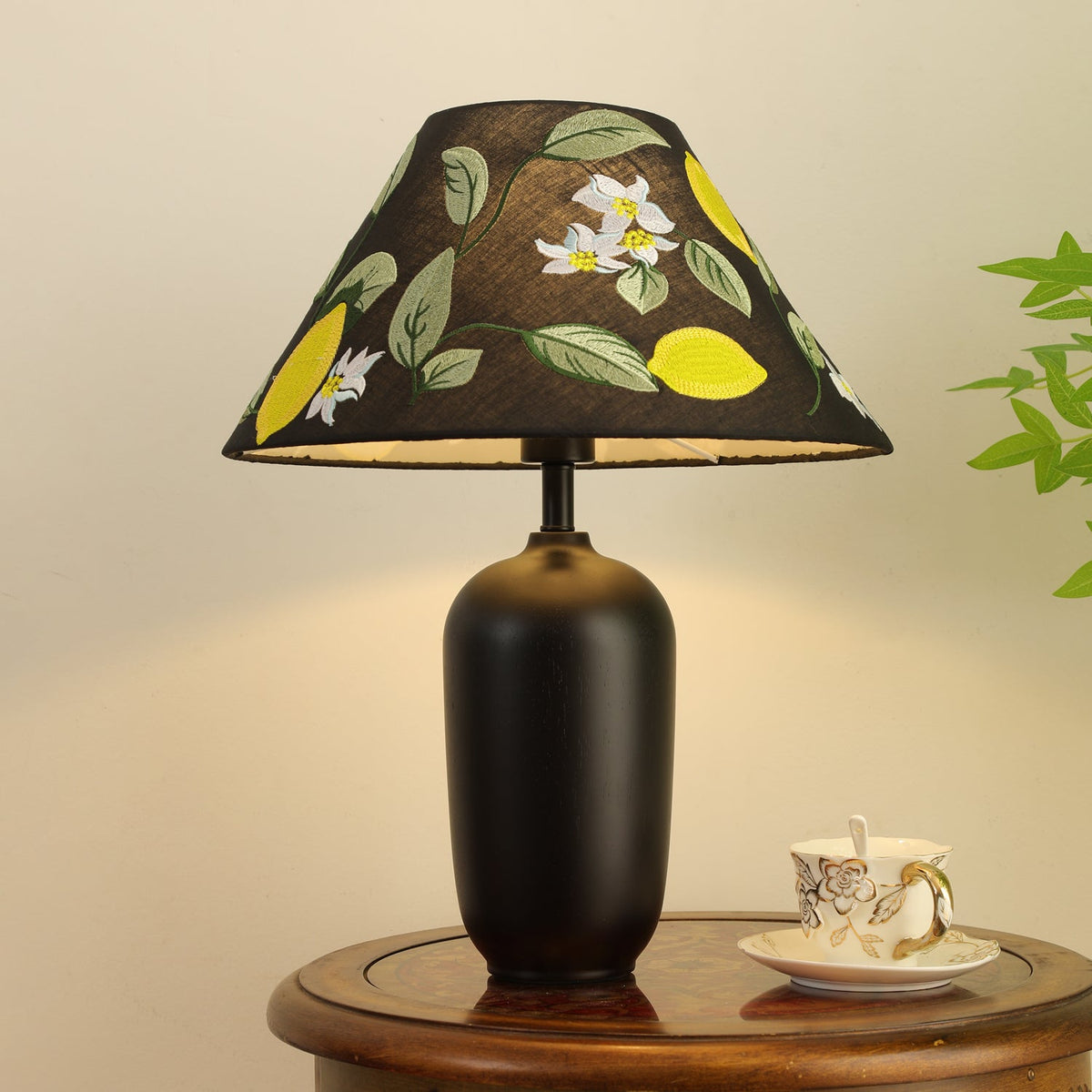 Klassisk bordslampa i trä och tyg Sienna