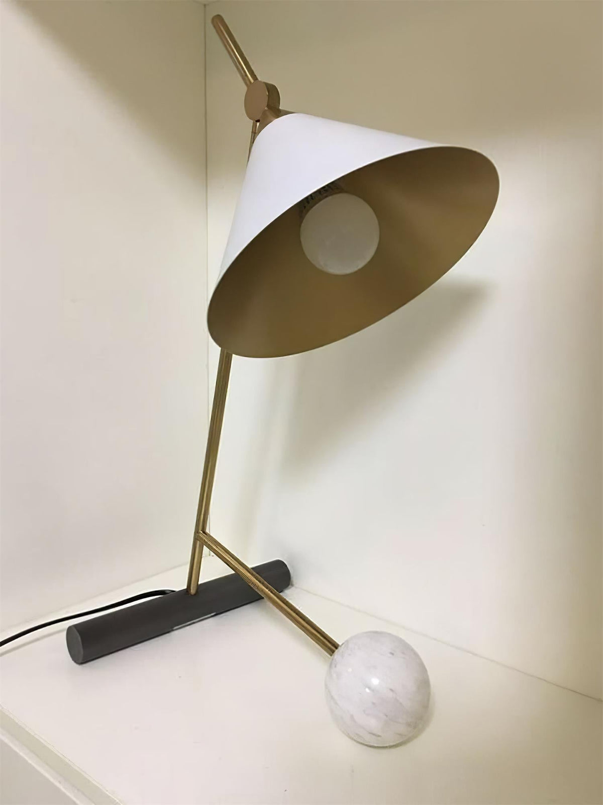 Avelo geometrisk bordlampe i marmor