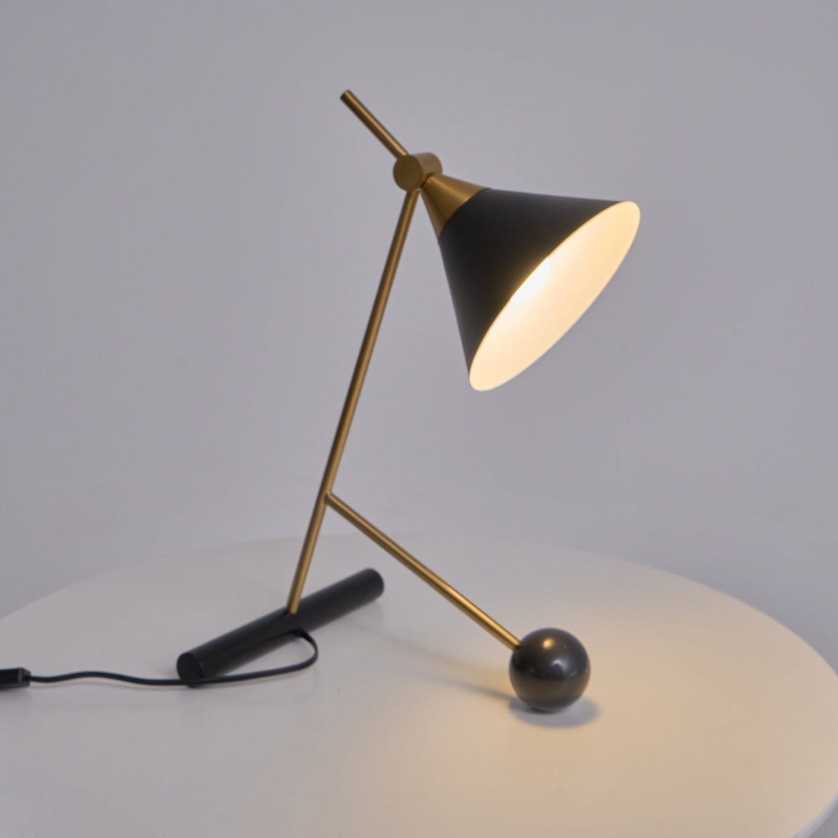 Avelo geometrisk bordlampe i marmor