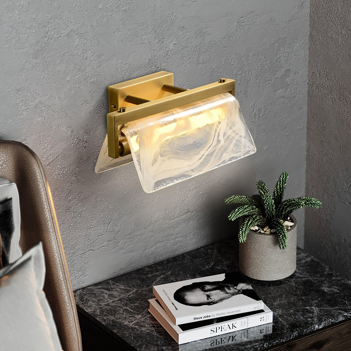Dir nordisk konstnärlig vägglampa i mässing och glas med moln- och dimmotiv