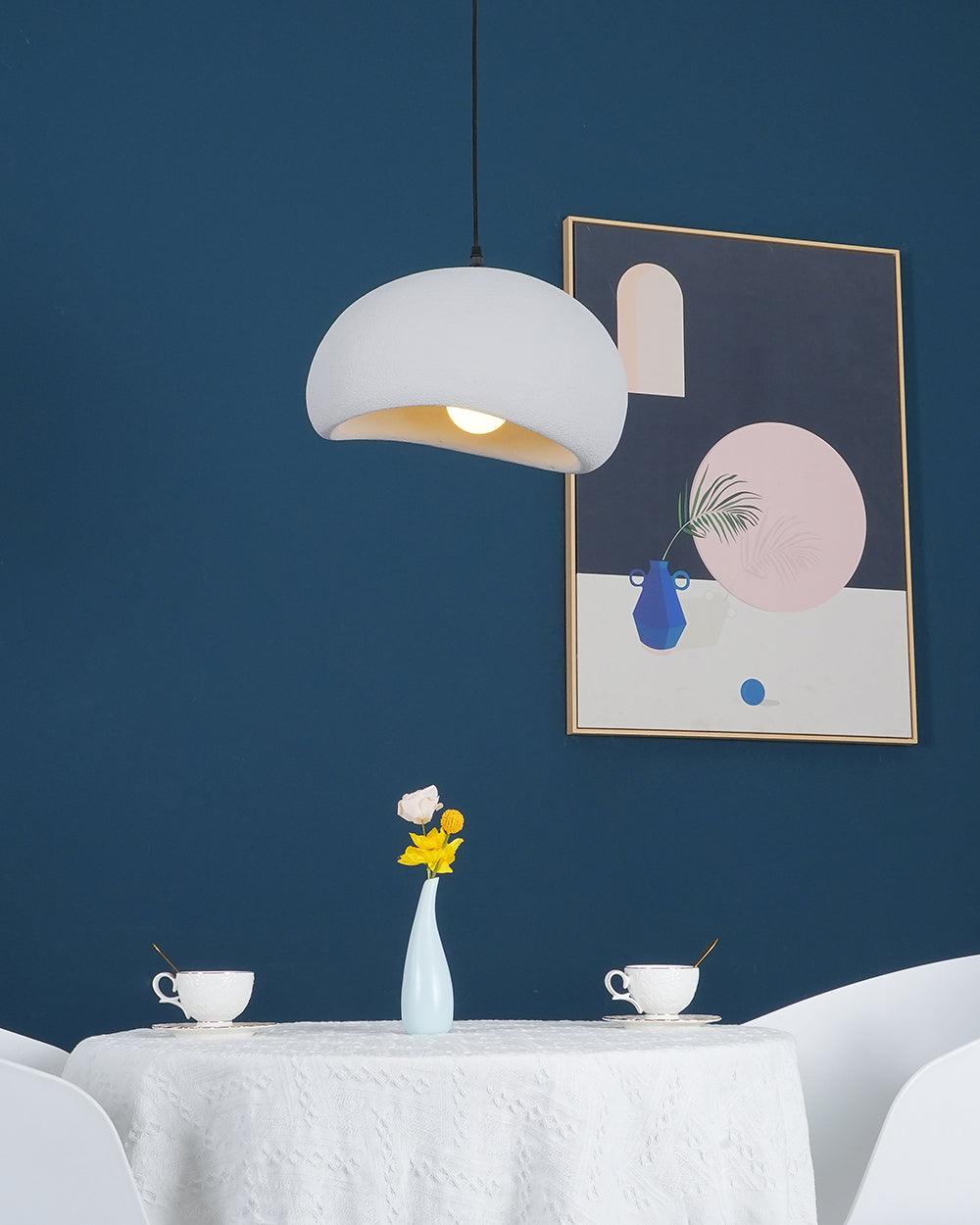Selineria pendellampa med molnformad swag-design i wabi-sabi-stil