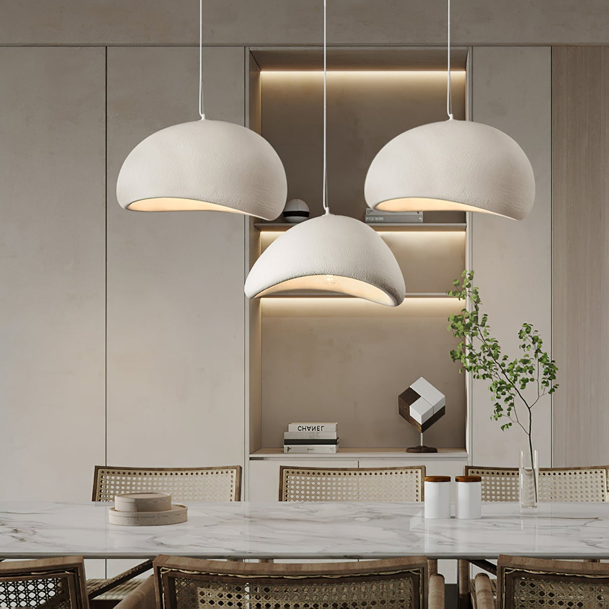 Selineria pendellampa med molnformad swag-design i wabi-sabi-stil