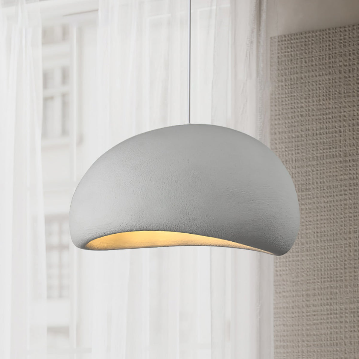 Selineria pendellampa med molnformad swag-design i wabi-sabi-stil