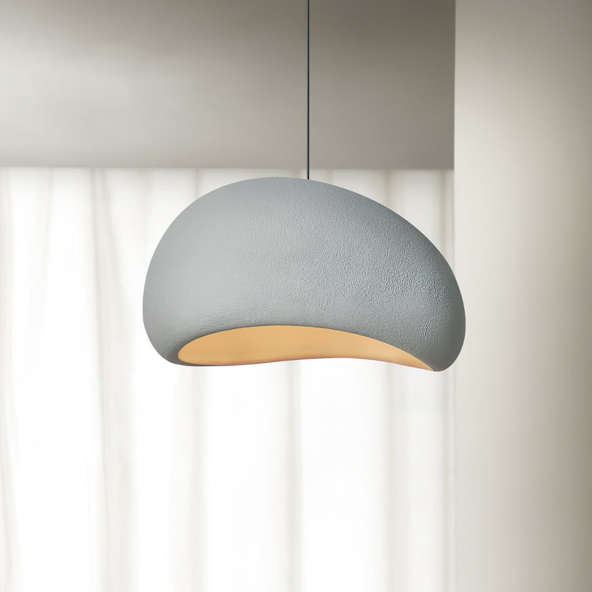 Selineria pendellampa med molnformad swag-design i wabi-sabi-stil