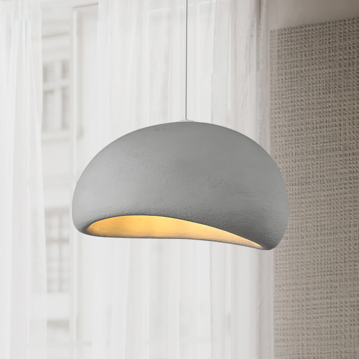 Selineria pendellampa med molnformad swag-design i wabi-sabi-stil