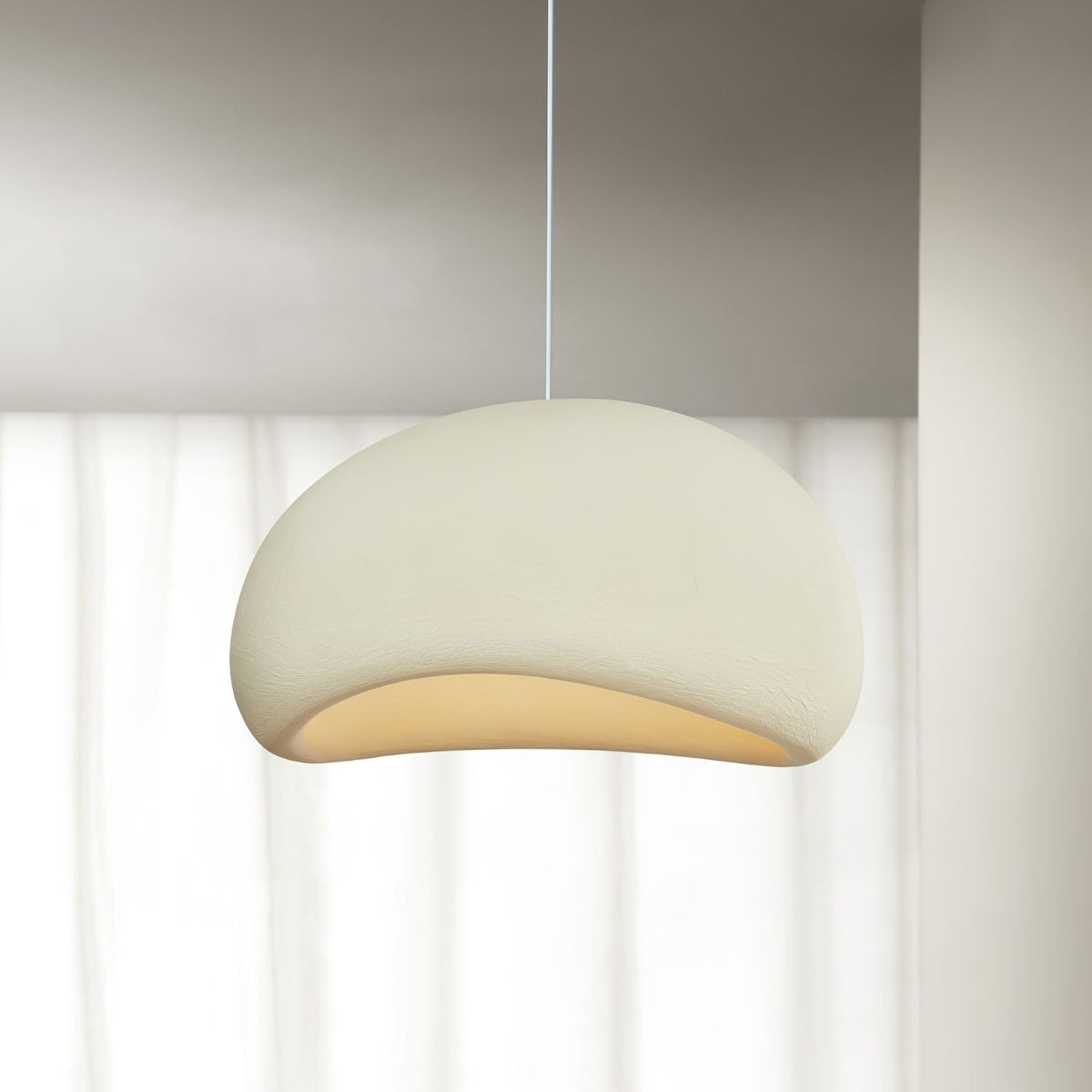 Selineria pendellampa med molnformad swag-design i wabi-sabi-stil