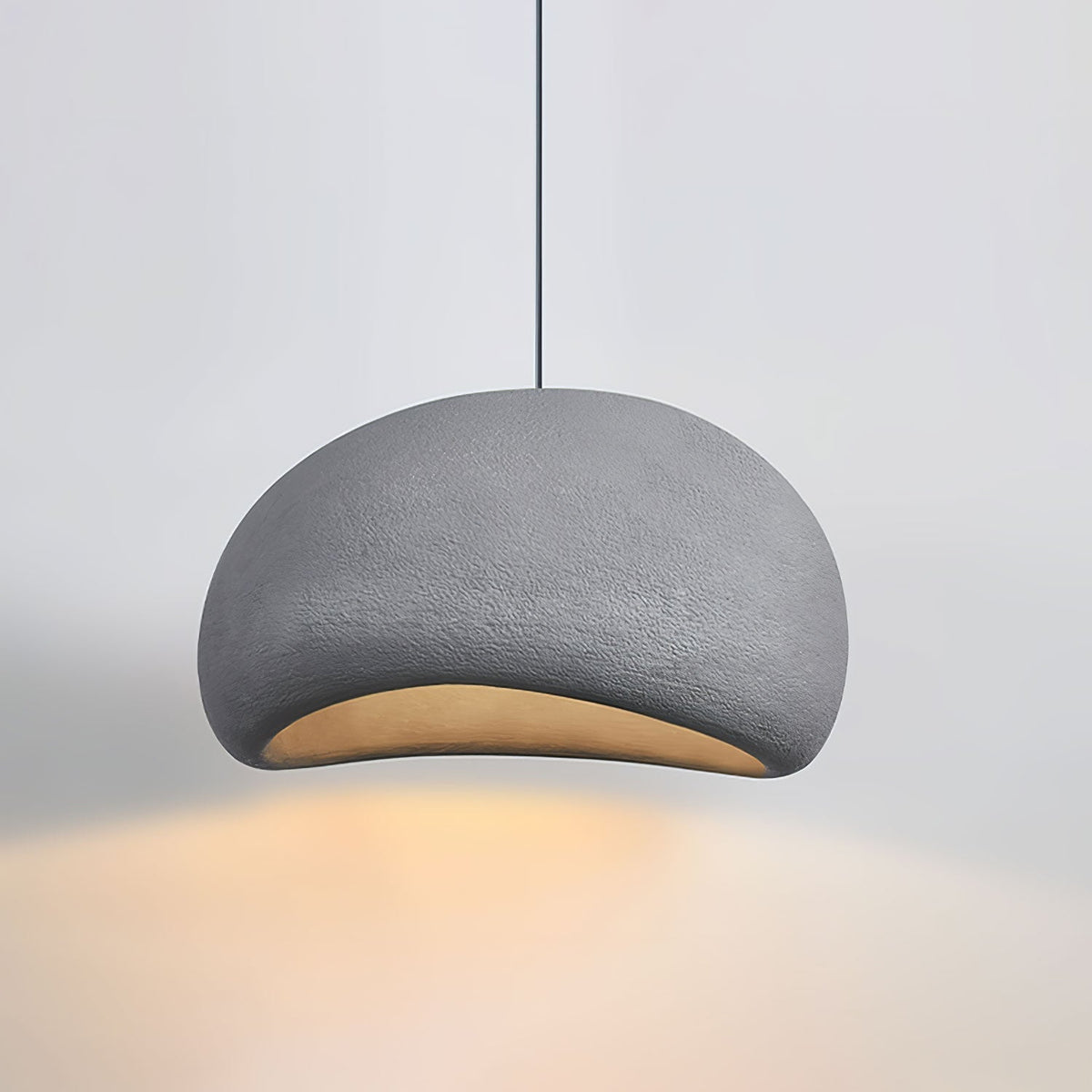 Selineria pendellampa med molnformad swag-design i wabi-sabi-stil