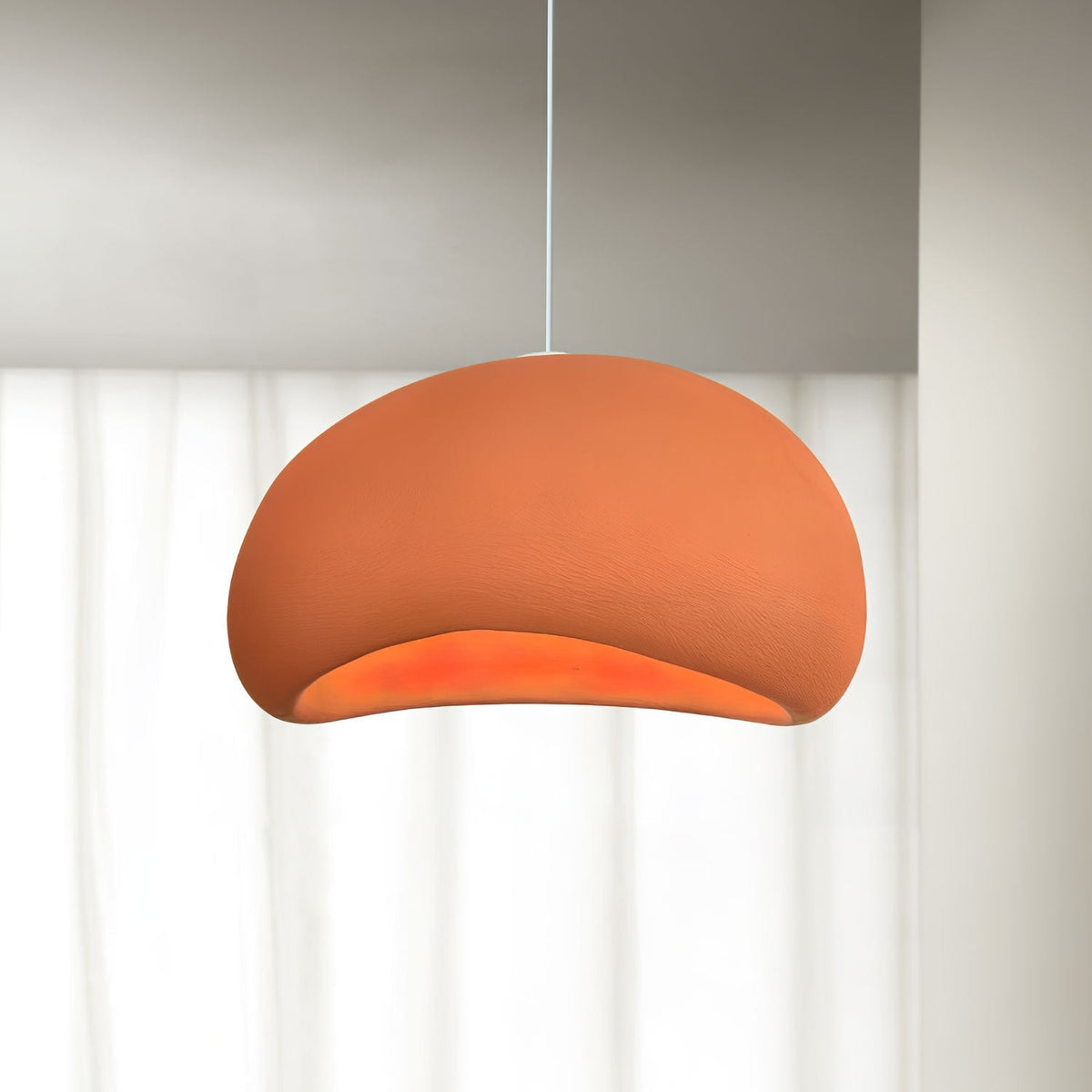 Selineria pendellampa med molnformad swag-design i wabi-sabi-stil