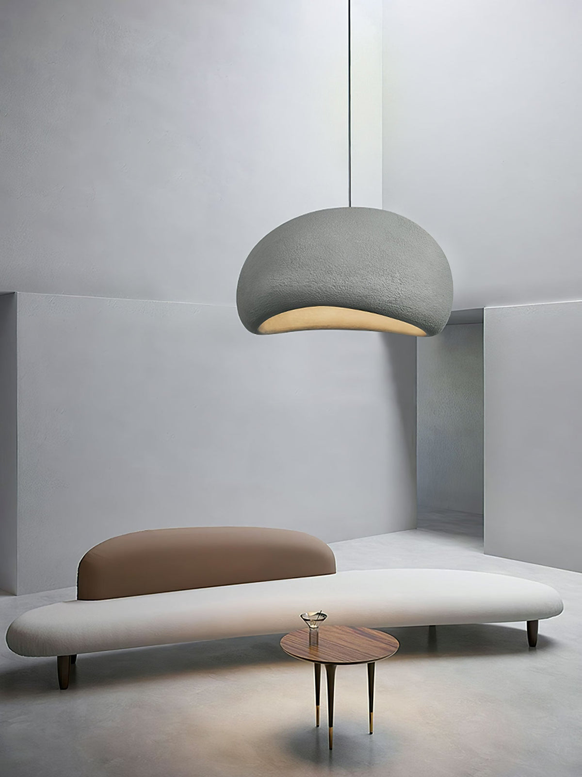 Selineria pendellampa med molnformad swag-design i wabi-sabi-stil