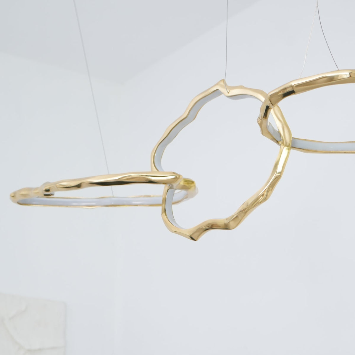 Aballs Cloud Rings-serie lysekrone i messing