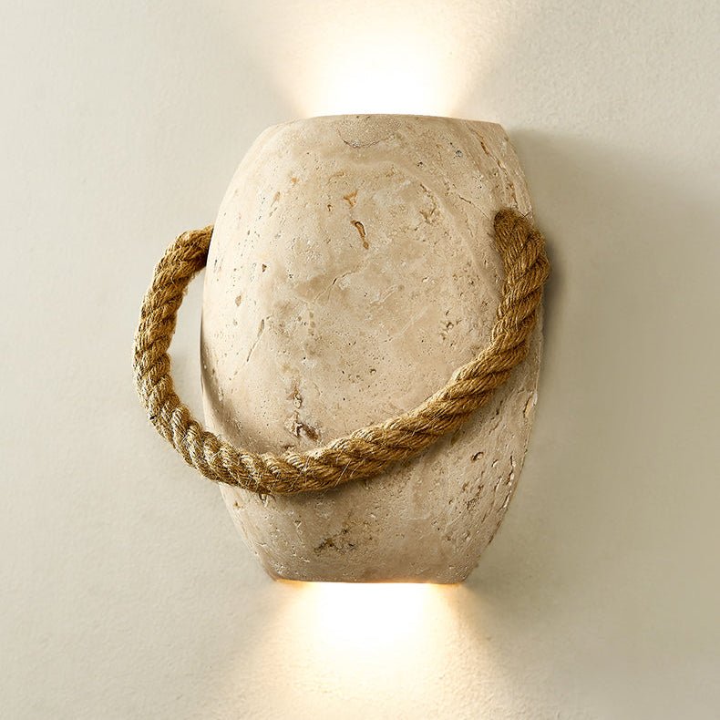 Kustinspirerad vägglampa med rep och sten