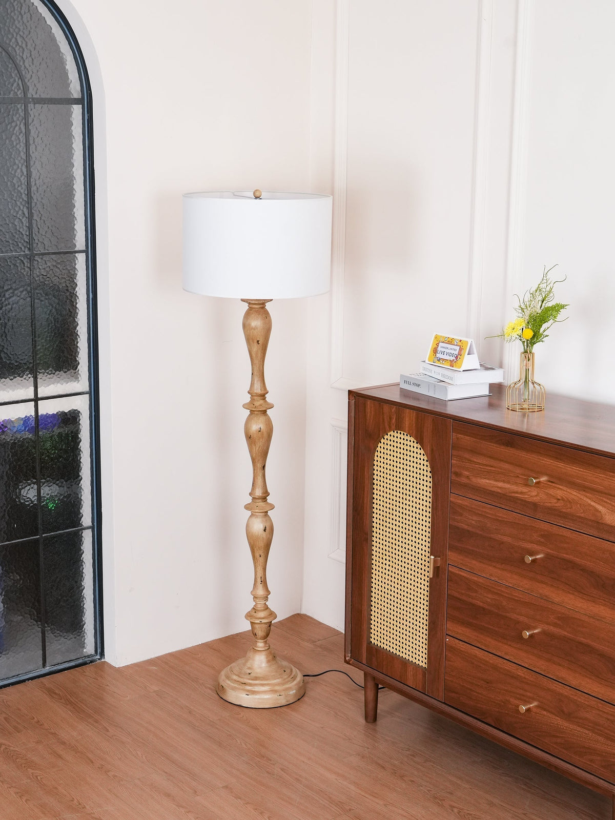 Gulvlampe med kystinspireret trælook
