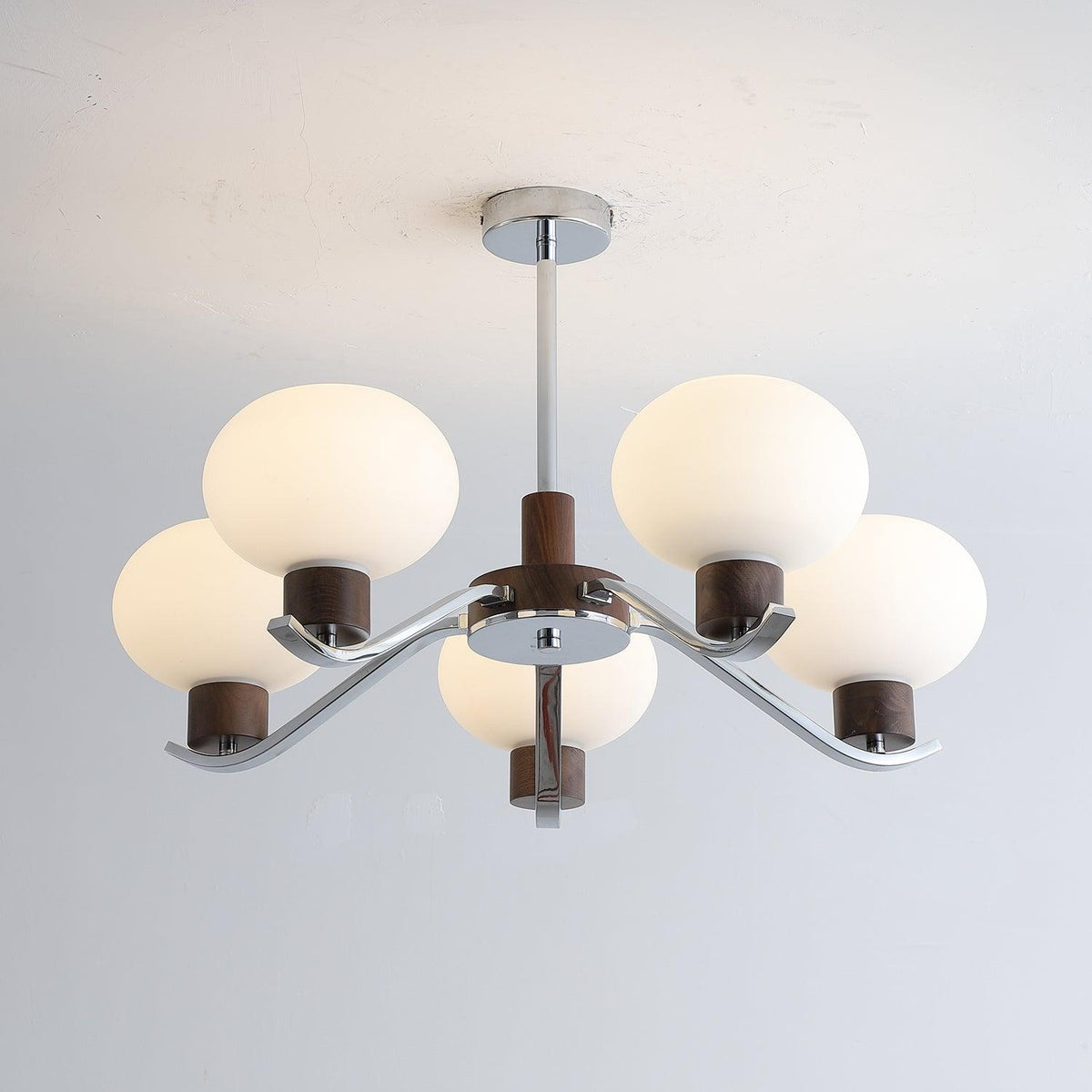 Elvinine ljuskrona i krom och valnöt, elegant