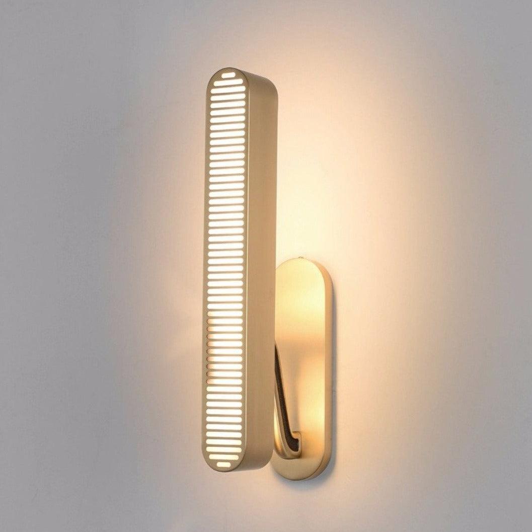 Oriararia vägglampa i mässing med slitsgaller