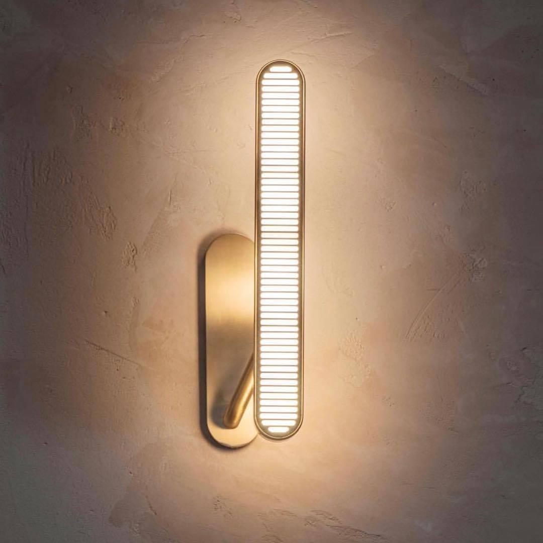 Oriararia vägglampa i mässing med slitsgaller