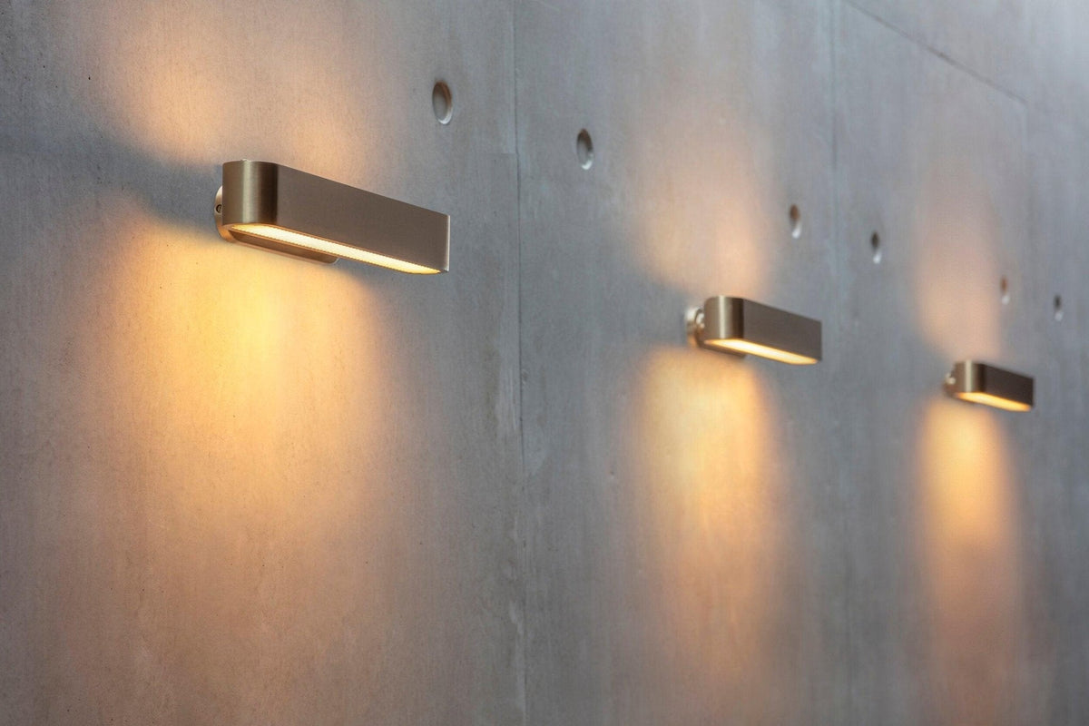 Oriararia vägglampa i mässing med slitsgaller