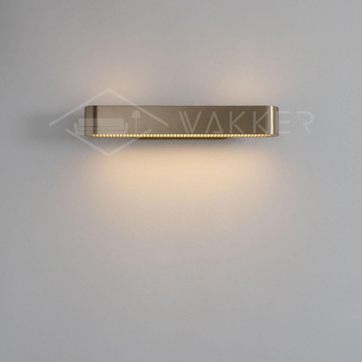 Oriararia vägglampa i mässing med slitsgaller