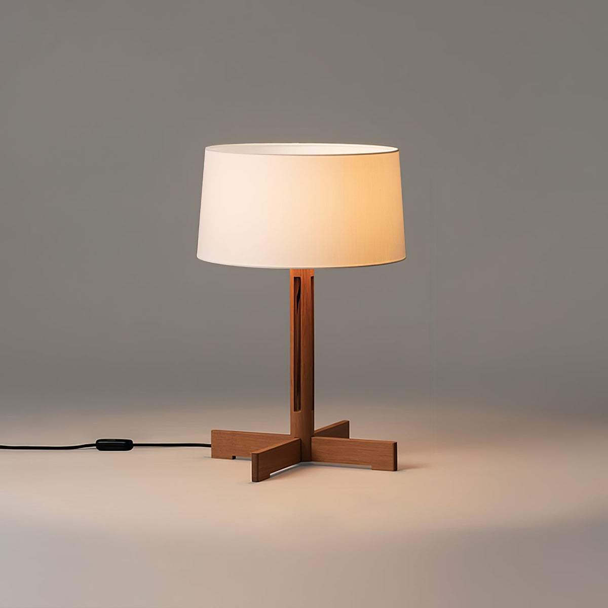 Candeeiro de mesa Rinivena em madeira e tecido Contemporary