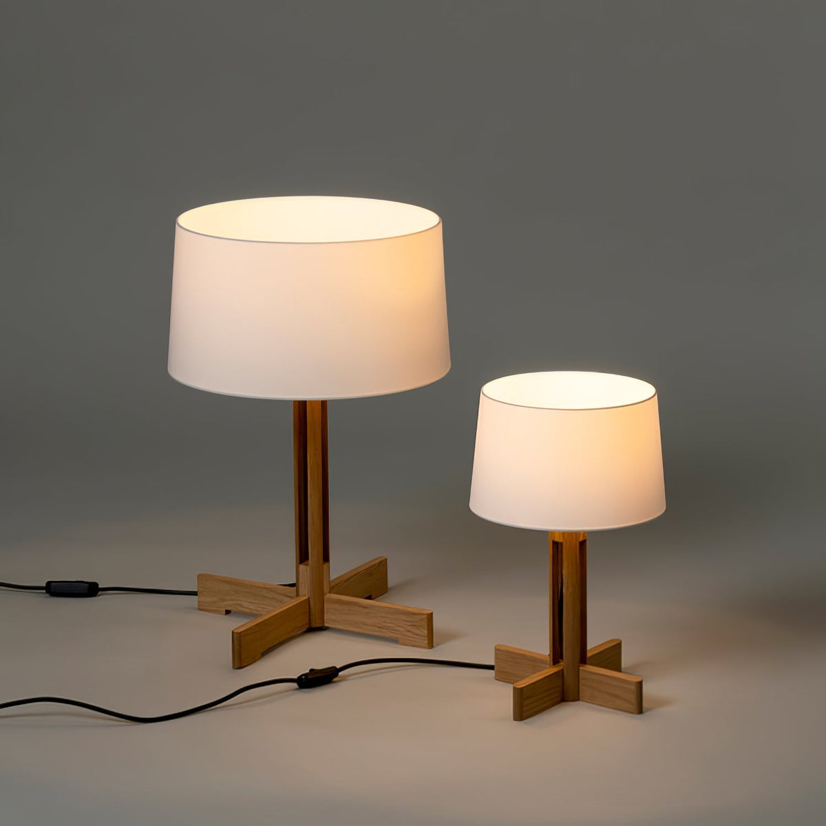 Candeeiro de mesa Rinivena em madeira e tecido Contemporary