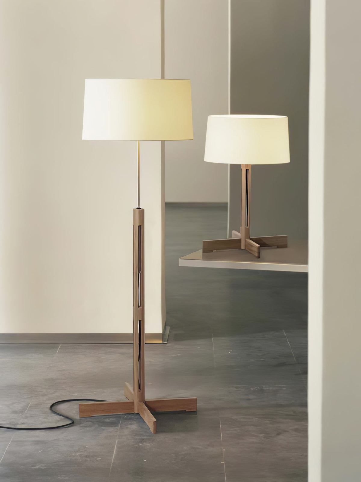 Candeeiro de mesa Rinivena em madeira e tecido Contemporary