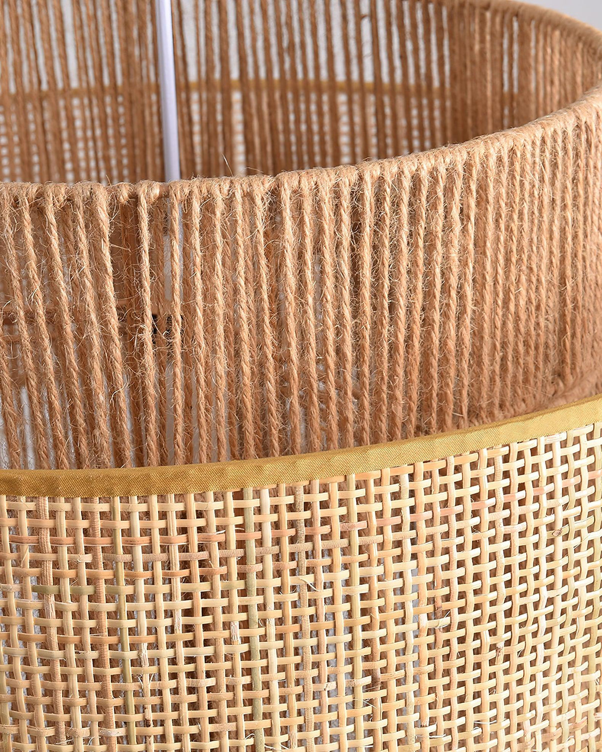 Crigen hengilampi úr sammiðja rattan