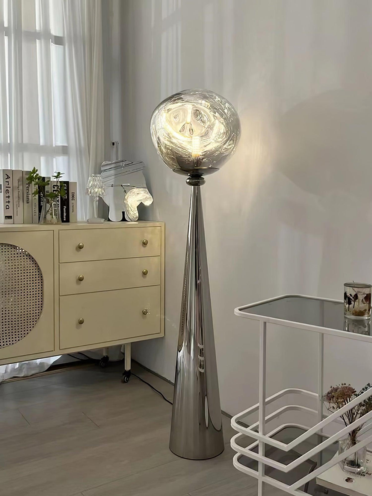 Candeeiro de pé cinzento contemporâneo
