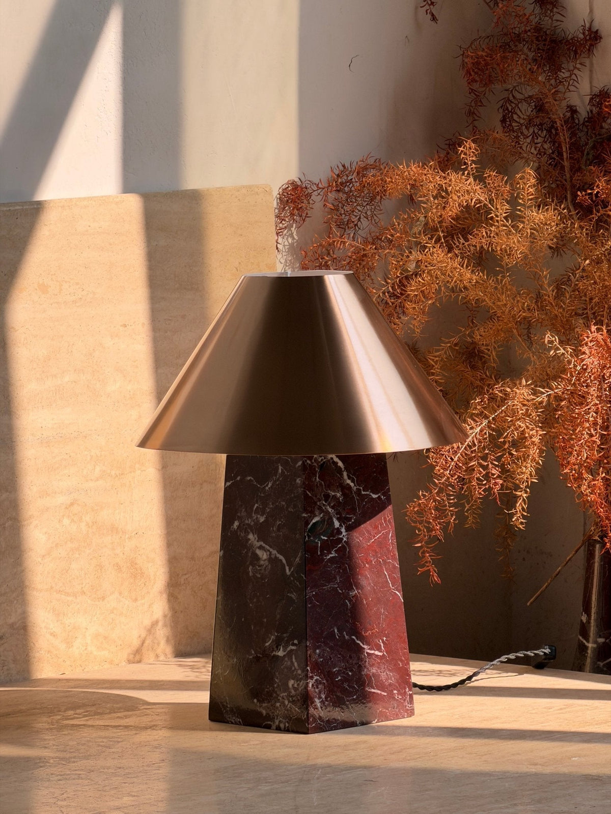 Konisk marmorbordlampe