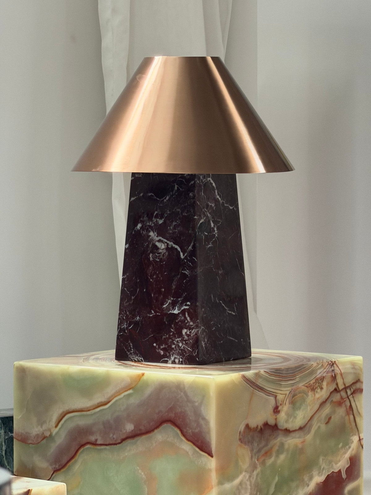 Konisk marmorbordlampe