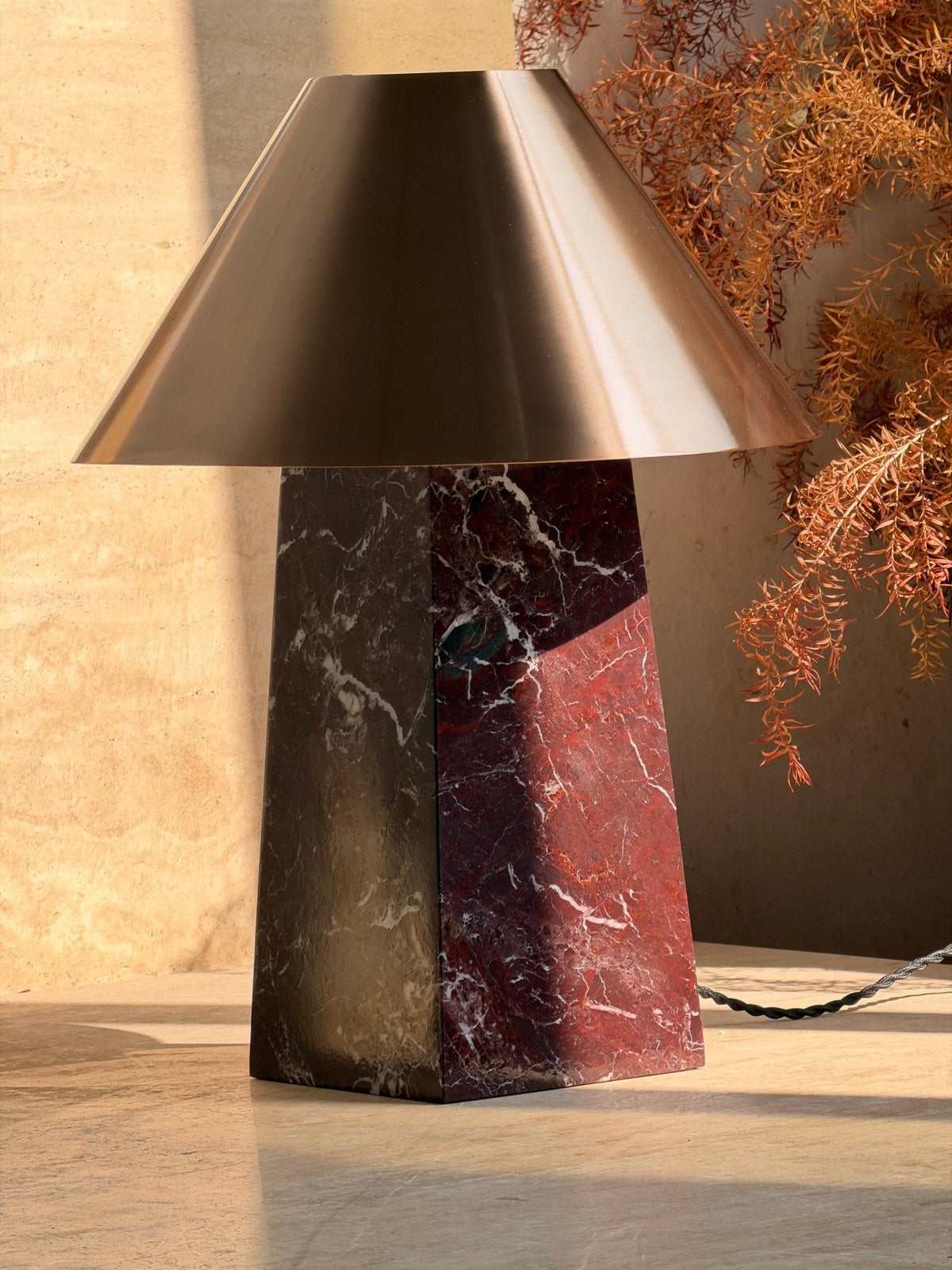 Konisk marmorbordlampe