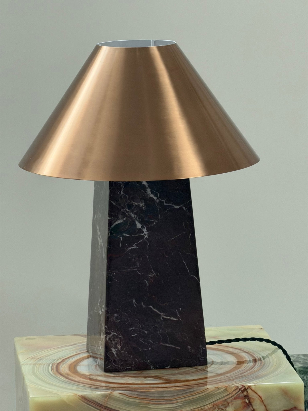 Konisk marmorbordlampe