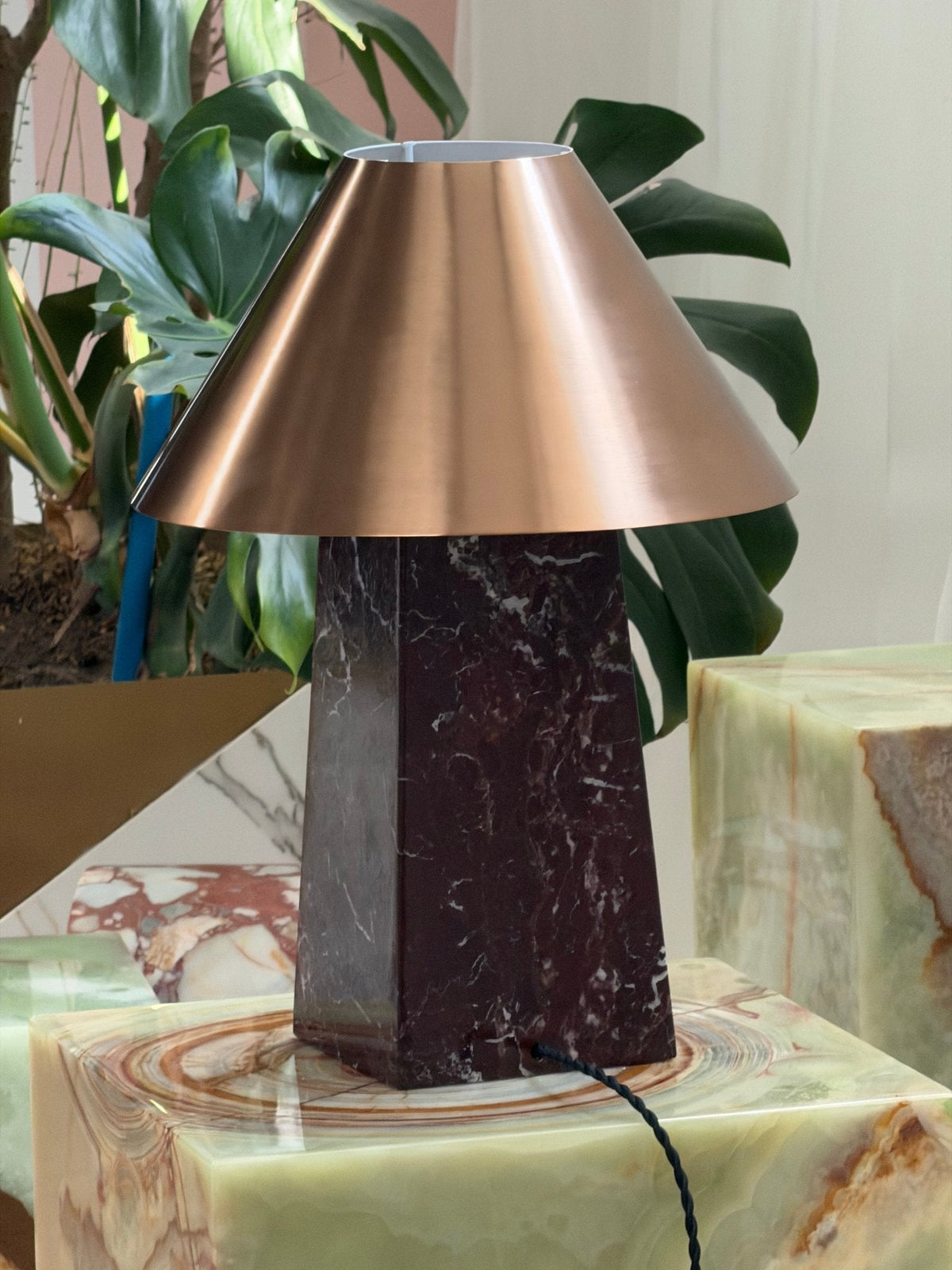 Konisk marmorbordlampe