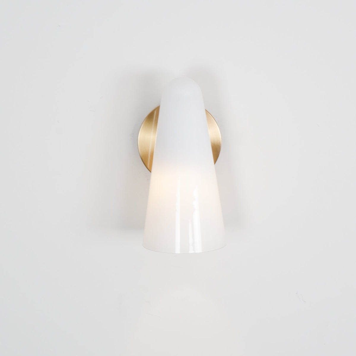 Lioririella konisk glasvägglampa