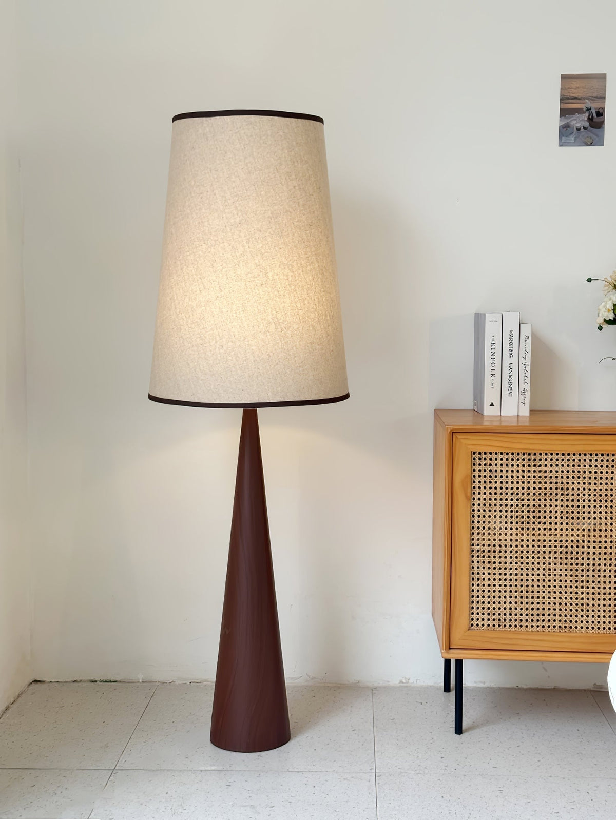 ConeLite minimalistisk konisk gulvlampe i træ