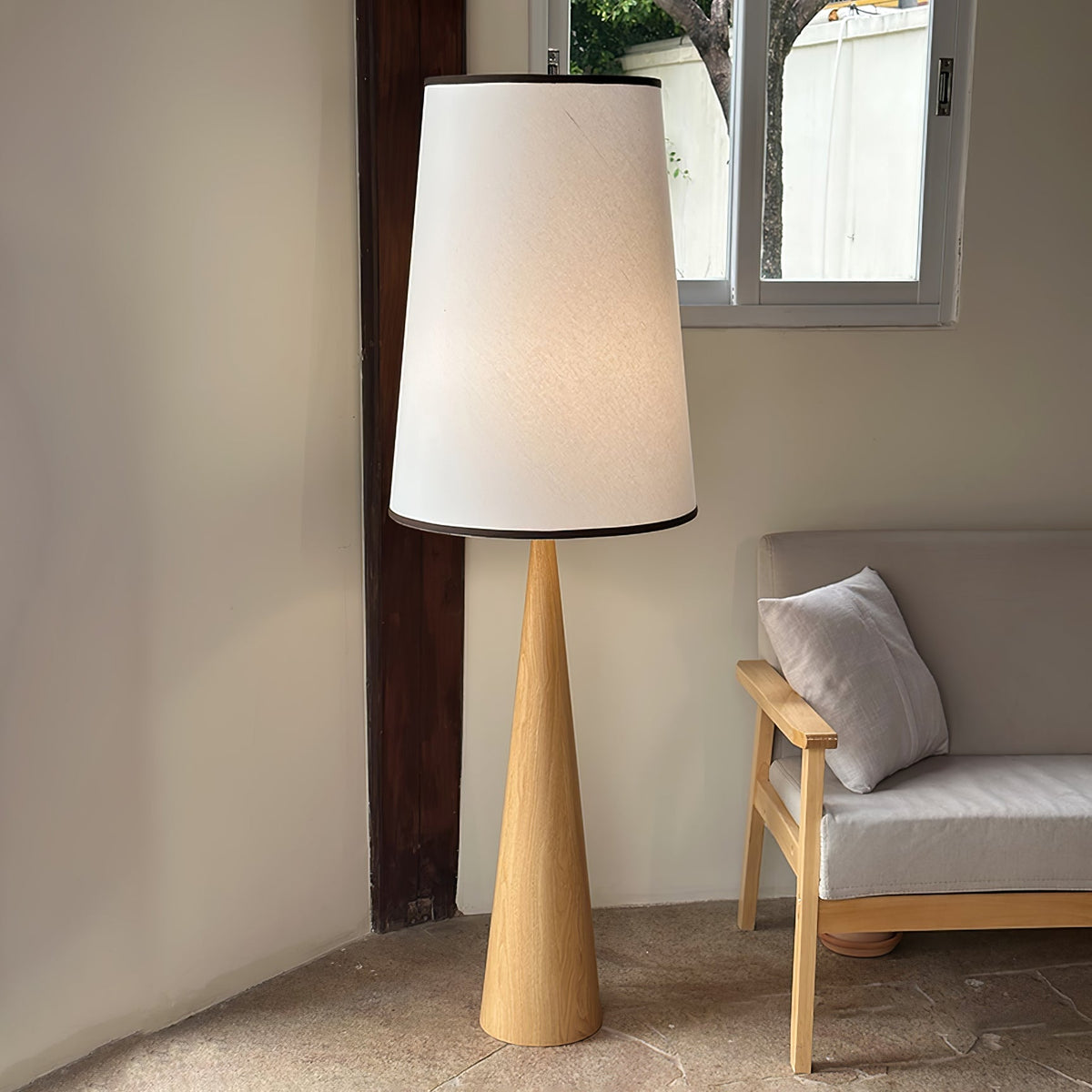 ConeLite minimalistisk konisk gulvlampe i træ